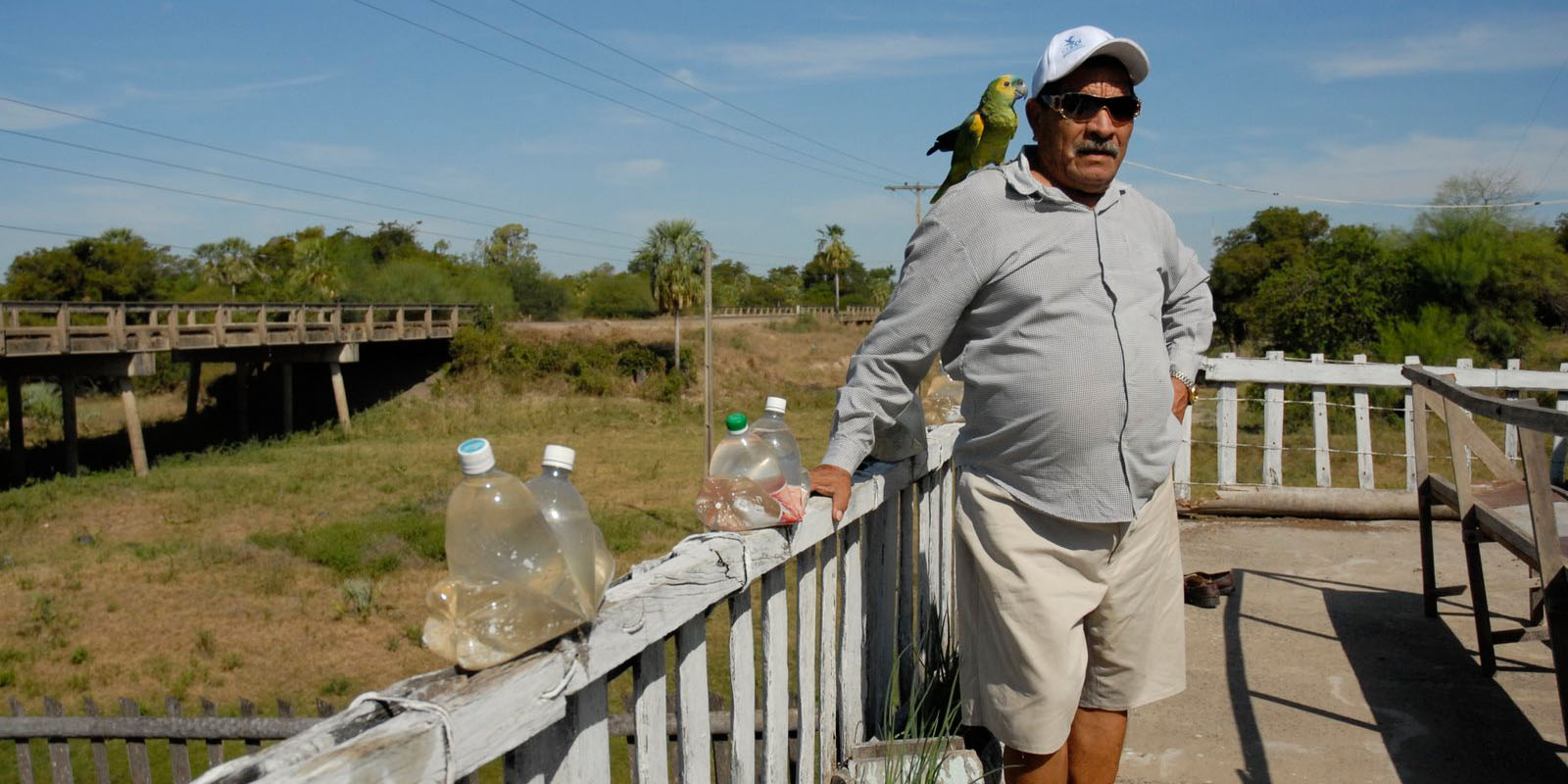 Laureano Gómez auf der luftigen Veranda seines Pfahlbaus am Rio Montelindo.