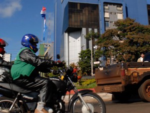 In Ciudad del Este dominieren die Motorradkuriere. Foto: Thomas Schmidt