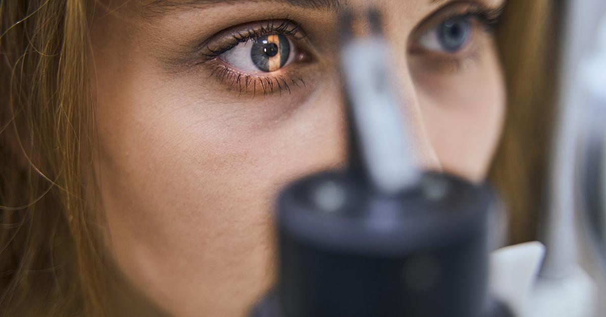 Frau bei einer Augenuntersuchung in einer Klinik. ©Envato