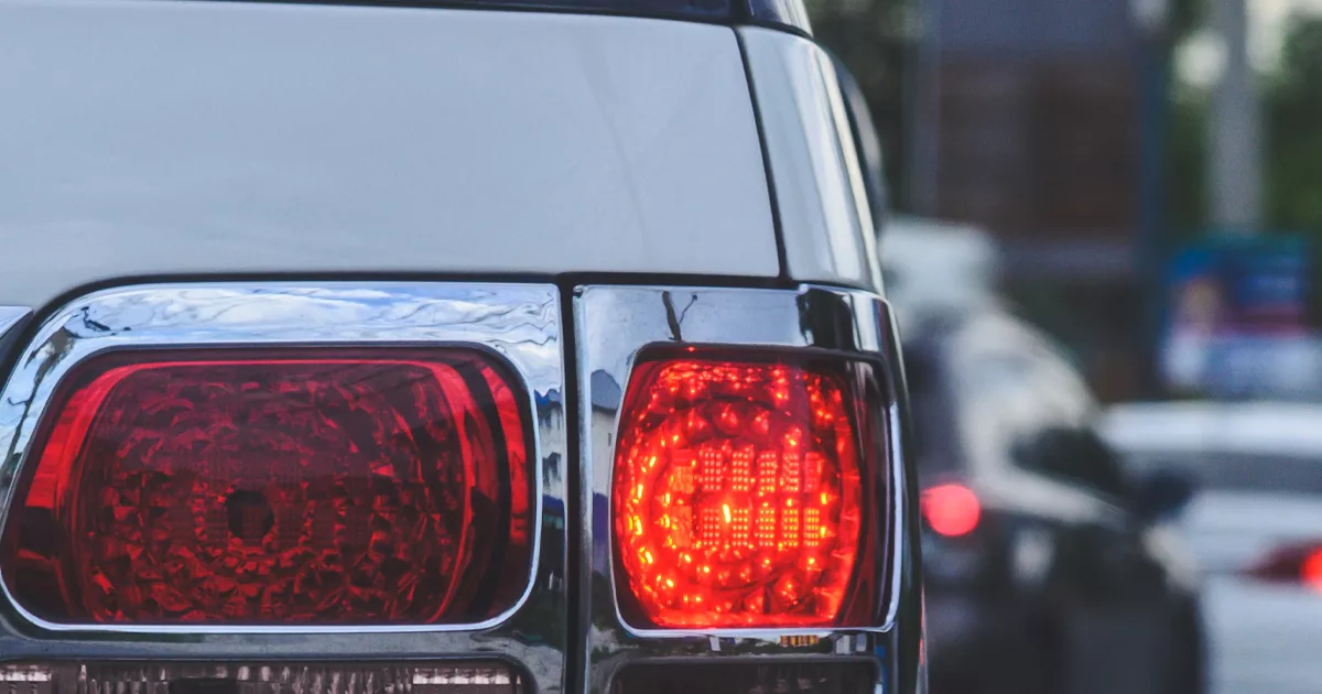 Das Symbolfoto für einen Verkehrsunfall zeigt die Rücklichter eines Autos.