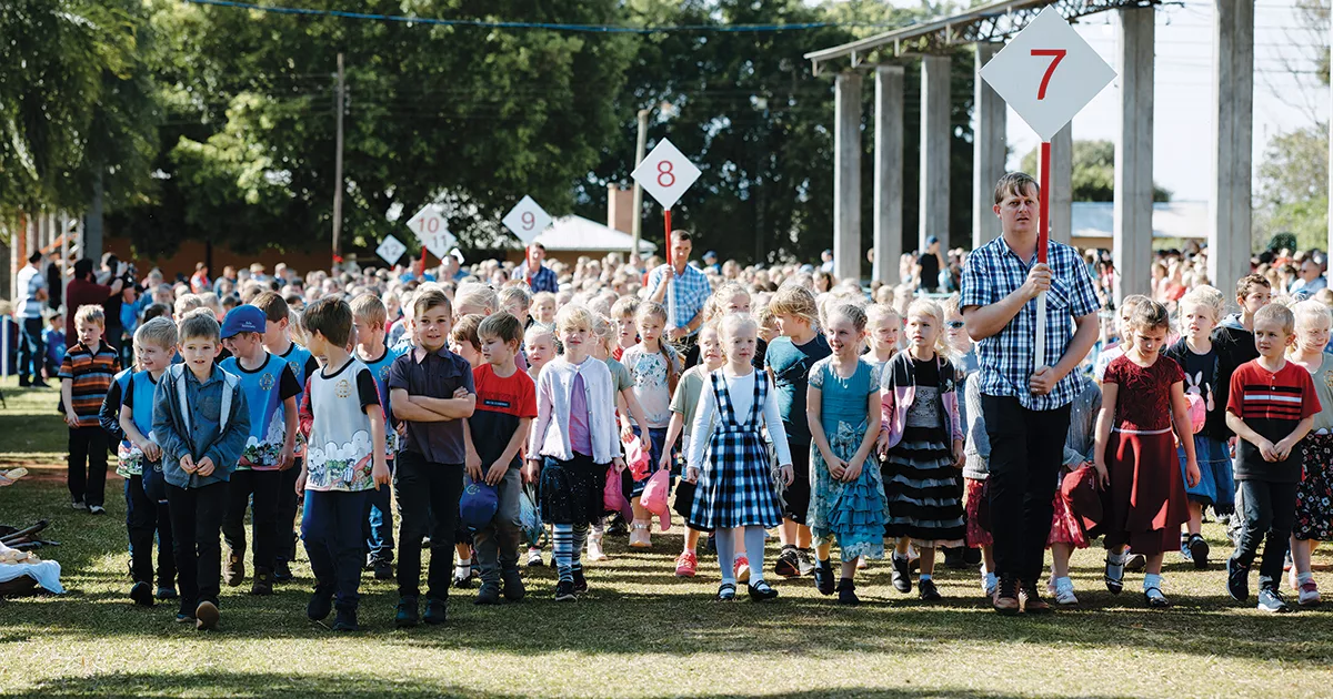 Schülerparade, angeführt von einem Lehr, zum 75-jährigen Jubiläum in Sommerfeld. ©Verna Heinrichs