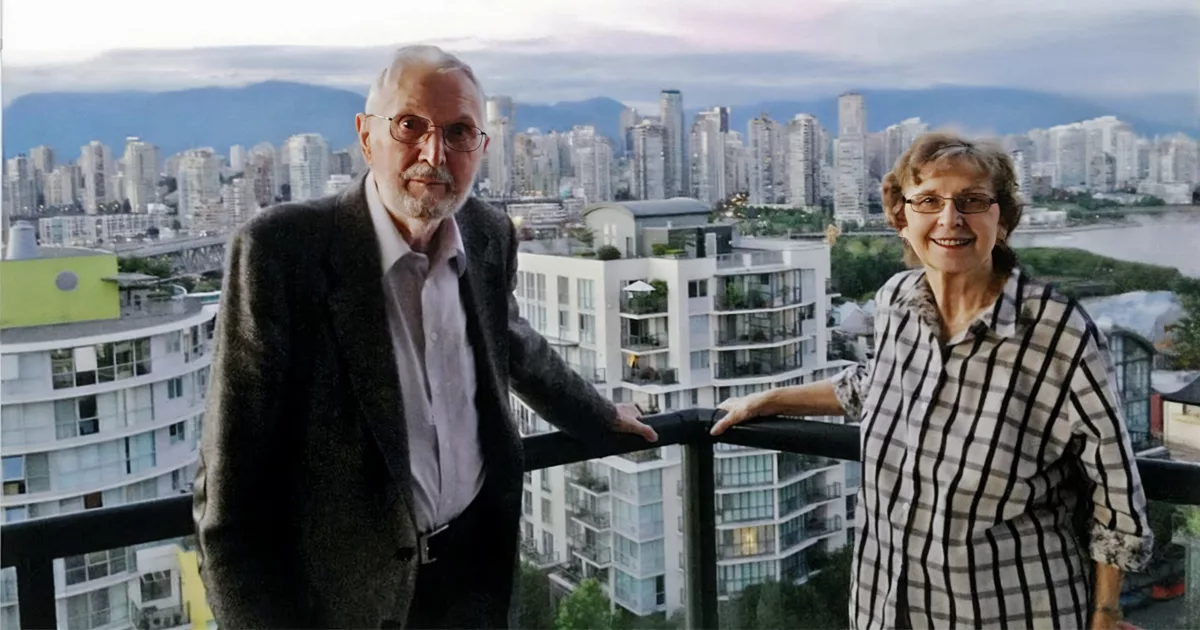 Henry und Mary Rempel in Vancouver, B.C., im Jahr 2010 vor einer Hochhaus-Kulisse. © Mit Genehmigung der HyLand-Immobilien.