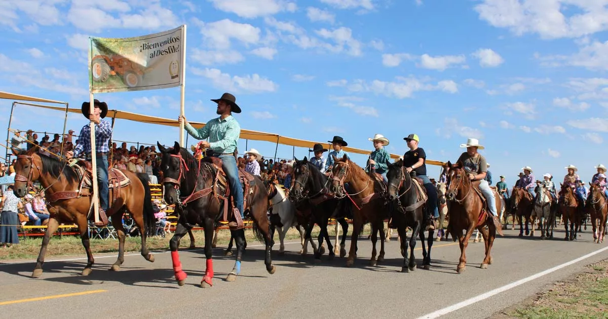 Parade zum 75-jährigen Jubiläum der Quell-Kolonie mit 75 Pferden. ©Mennonitische Post, Eddy Plett und Lavonne Kornelson.