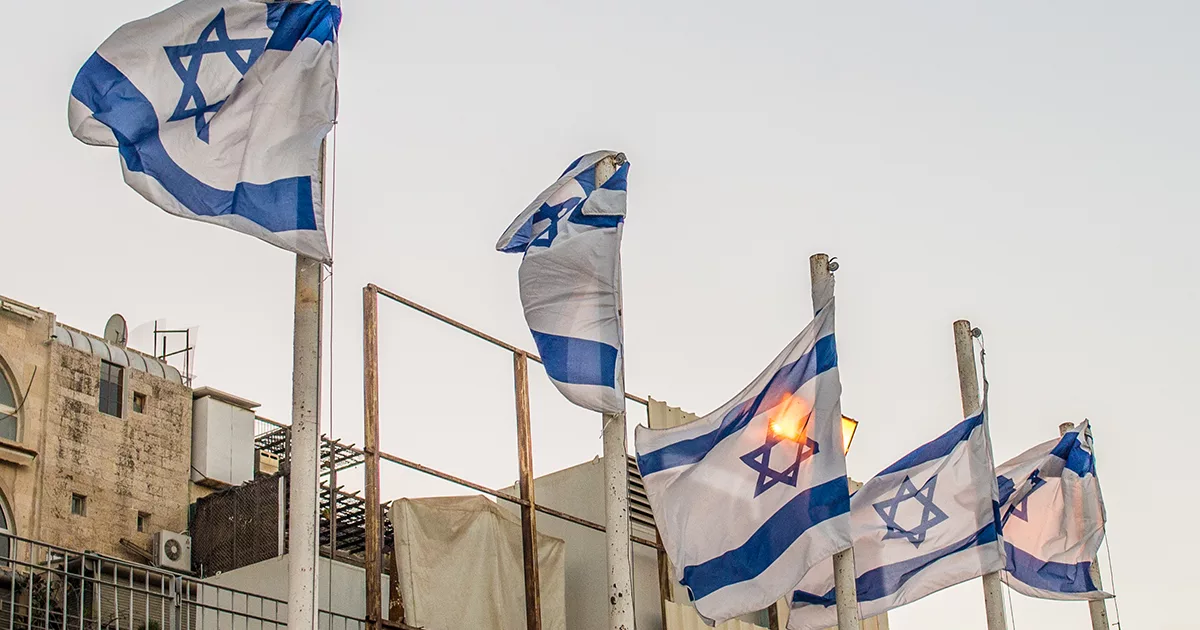 Israelische Fahnen vor einem Gebäude. © Envato