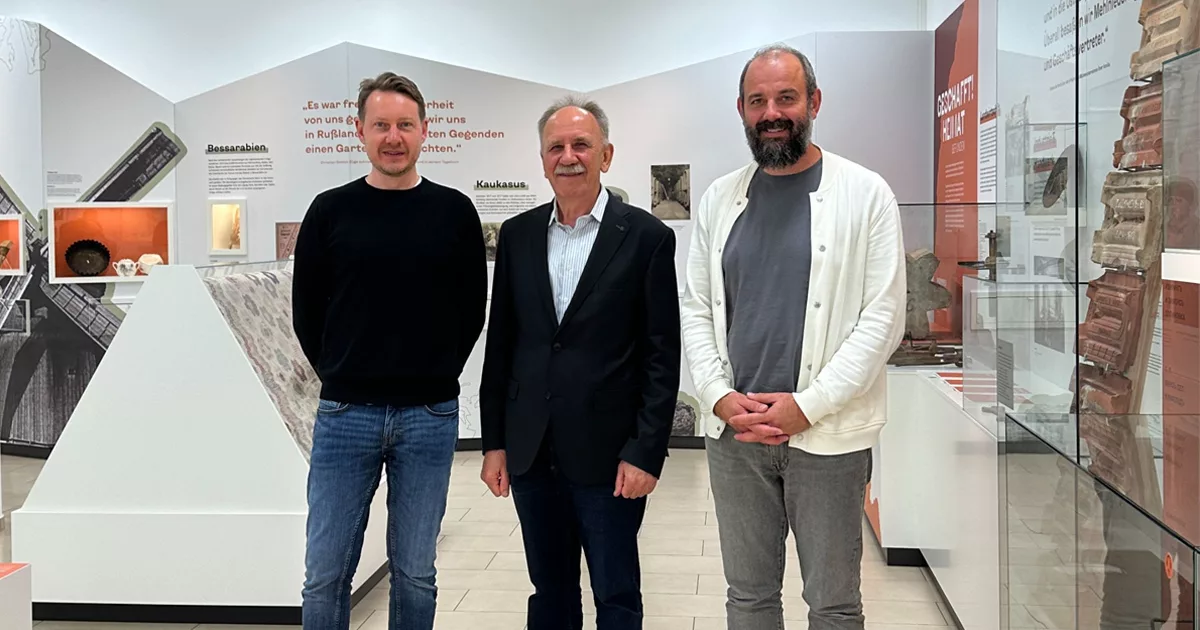 Kornelius Ens (r.) und Edwin Warkentin (l.) empfingen den Bundesvorsitzenden der Landsmannschaft, Johann Thießen. Foto: Museum für russlanddeutsche Kulturgeschichte.