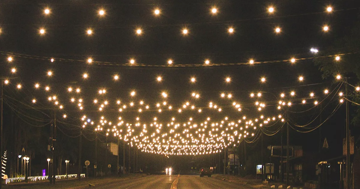 Eine weihnachtlich beleuchtete Straße in Neu-Halbstadt. ©Colonia Neuland