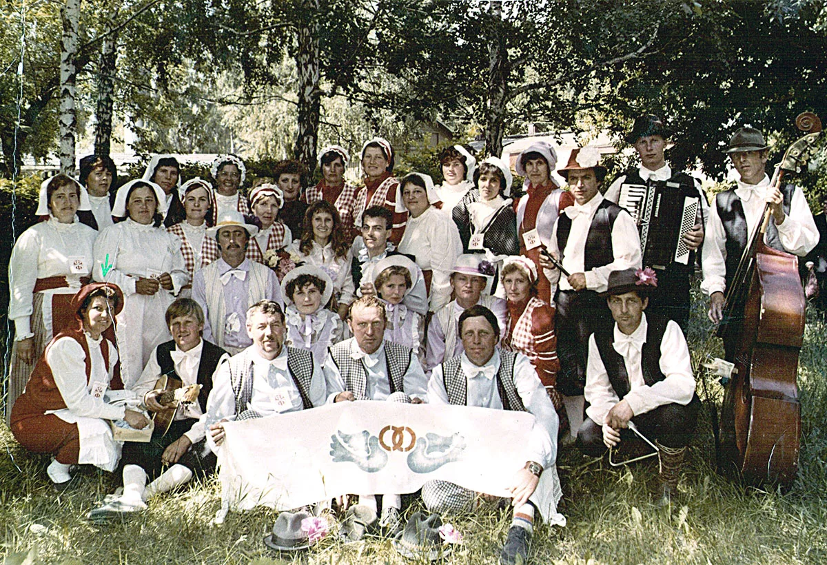 Polewole, Altai: Die Folkloregruppe "Sonnestrohl" mit etwa 30 Darstellern in Barnaul auf einem Festival mit ihrem Stück "Plautdietsche Tjast". Auch Tatjana Klassner, die Autorin dieses Artikels, ist dabei - siehe grüner Pfeil, 1. Reihe links.
