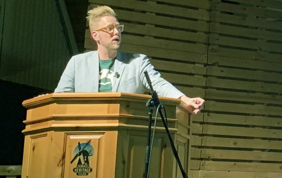 Andrew Unger liest im Mennonite Heritage Village in Steinbach aus seinem Roman „Once Removed“. ©Mennowiki, Andrewunger3, CC BY-SA 4.0 ©Mennowiki, Andrewunger3, CC BY-SA 4.0