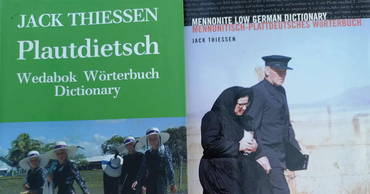 Das Plautdietsch-Wedabok von Jack Thiessen - rechts in der 1. Auflage, links in der aktuellen Auflage des Tweeback-Verlags in den Sprachen Plautdietsch, Deutsch und Englisch.