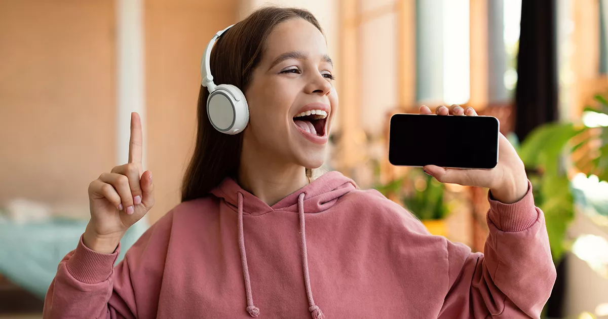 Aus Leibeskräften mitsingen mit Handy, vor dem Laptop oder PC. Foto: Envato