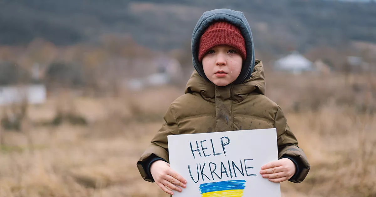 Dieser ukrainische Junge bittet um Hilfe für die Ukraine. Das Foto steht nicht im Zusammenhang mit der Hilfsaktionen des MCC. ©Envato